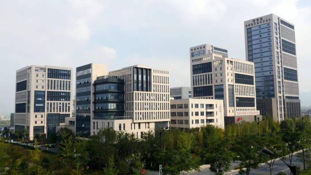 新疆银湖创新中心A、B区外墙清洗工程